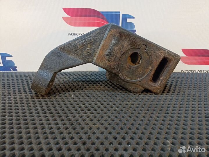 1354062 Кронштейн переднего амортизатора правый