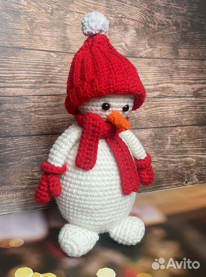 Новогодняя игрушка вязаный снеговик