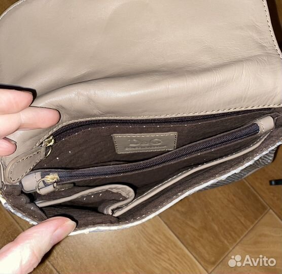 Маленькая бежевая кожаная сумка