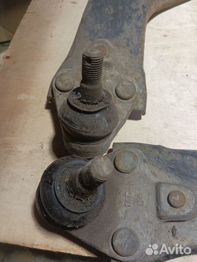 Передний рычаг Toyota Avensis t250