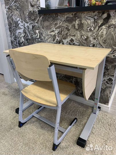 Детский письменный стол и стул