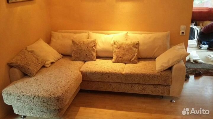 Перетяжка и замена обивки дивана из Шенилл-жаккард