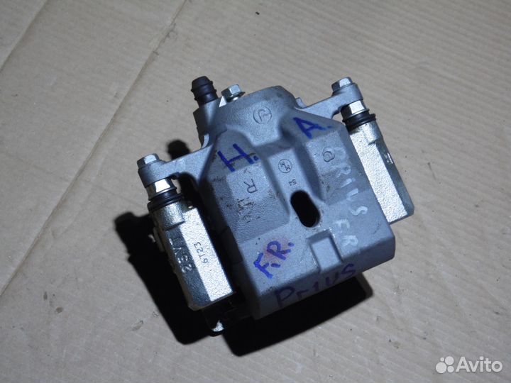 Суппорт передний правый Тойота Приус 50