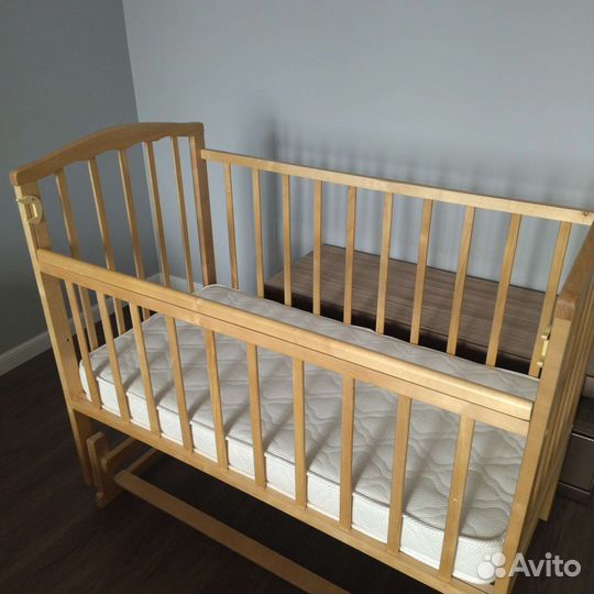Детская кроватка с маятником