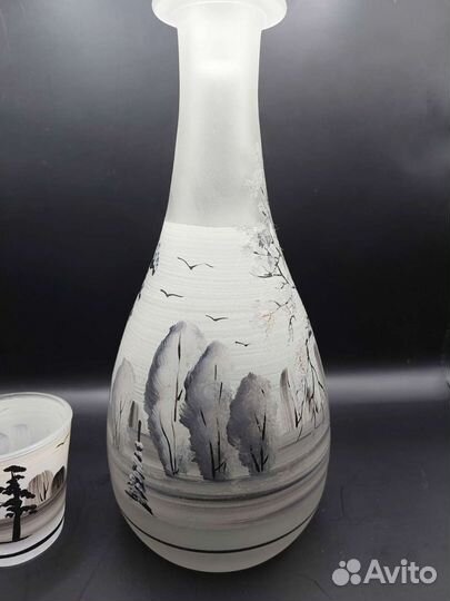 Старинные графины с рюмками