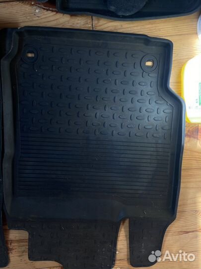 Резиновый коврик в салон