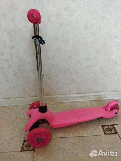 Розовый трёхколёсный самокат для девочки