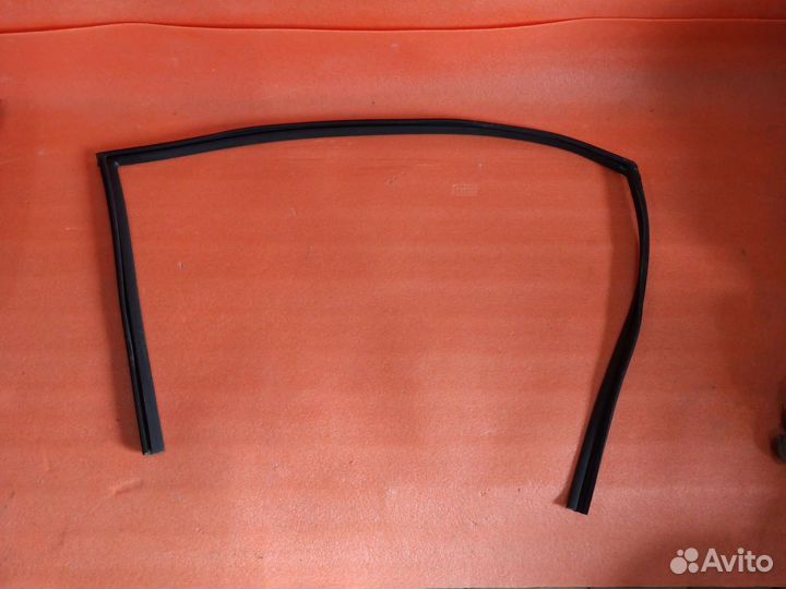 Уплотнитель стекла передний правый Hyundai Solaris