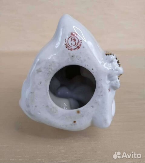 Фарфоровая статуэтка Мальчик с сандалем Песочное