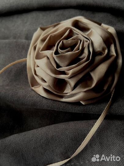 Цветок чокер-брошь из ткани ручной работы