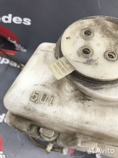 Бачок омывателя в сборе с моторчиком для w210