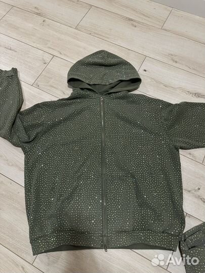 Спортивный костюм со стразами