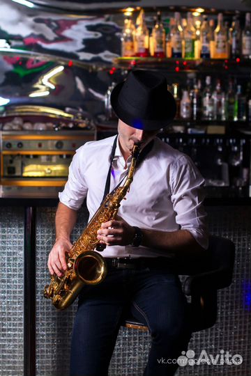 Саксофонист на праздник