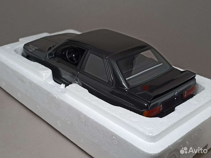 BMW M3 E30 Street 1:18 Minichamps