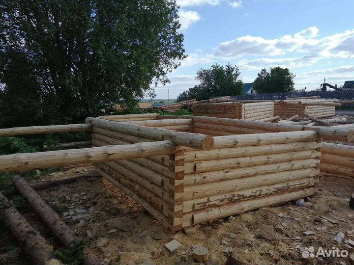 Сруб дома из бревна