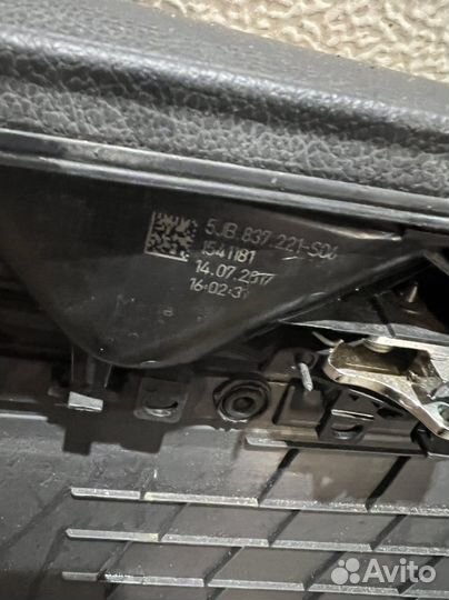 Обшивка двери передней левой skoda rapid