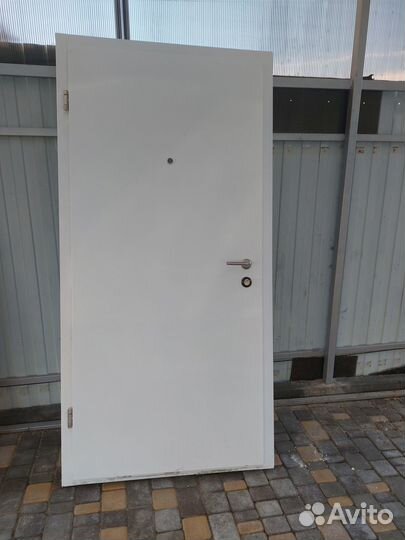 Продам входную металлическую дверь