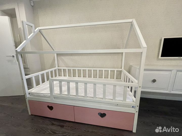 Продам детскую кровать домик