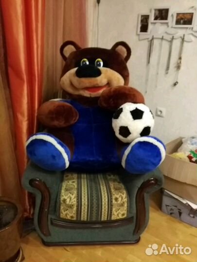 Медведь плюшевый футболист