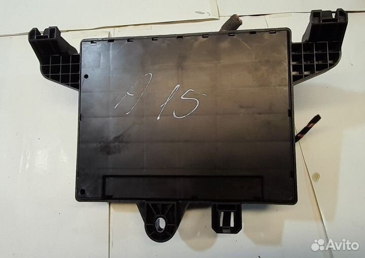 Блок предохранителей на акб Opel Astra J