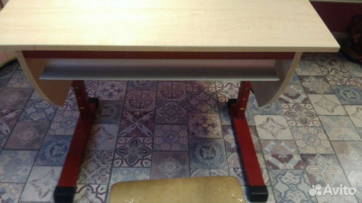 Стол письменный для школьника