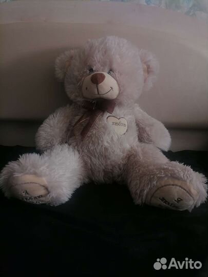 Большой плюшевый медведь