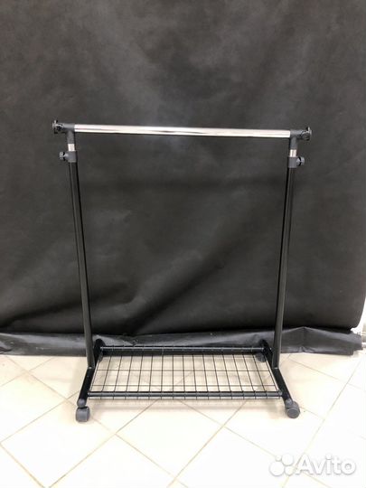 Вешало для одежды на колесиках с сетчатым поддоном