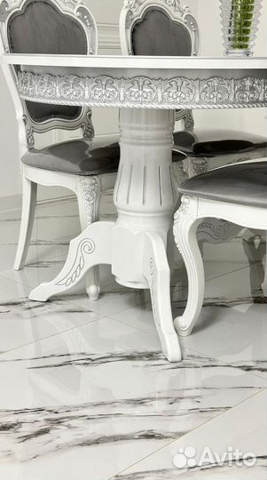 Стол и стулья в гостиную. В наличии