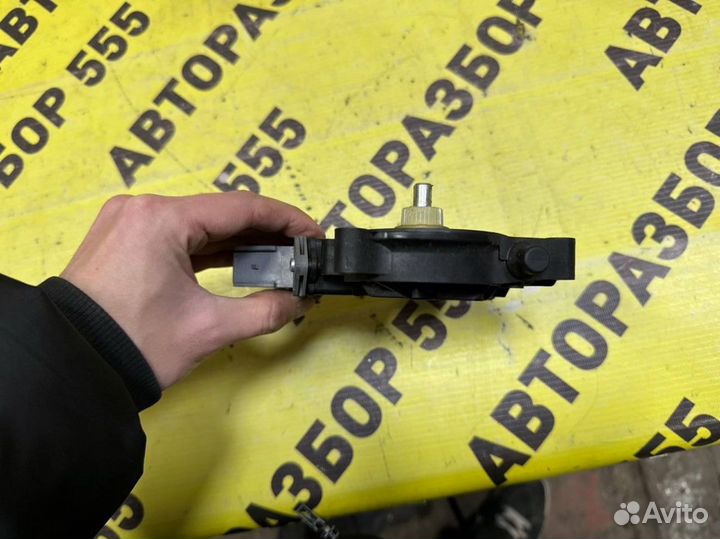 Моторчик стеклопод задний правый Opel Astra J