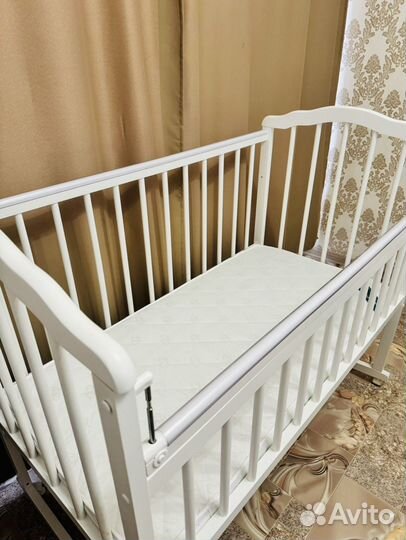 Детская кроватка с маятником