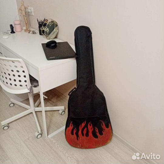 Акустическая гитара