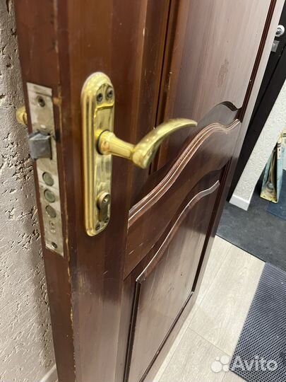 Дверь входная деревянная бу