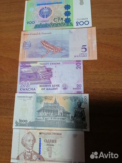 Набор разных зарубежных банкнот в альбоме