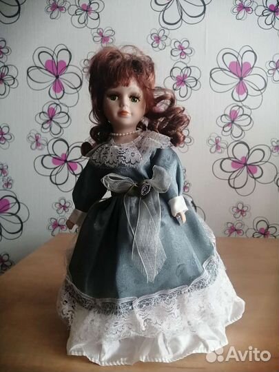 Кукла фарфоровая