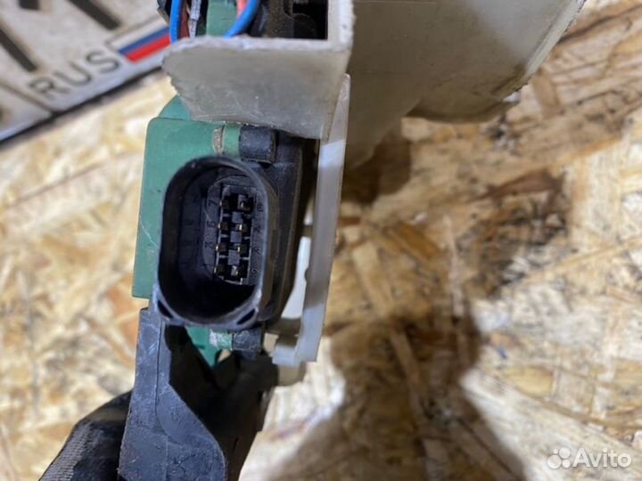 Замок двери передний правый Skoda Superb 2.8 2002