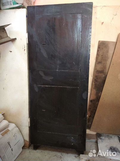 Напольный металлический сейф