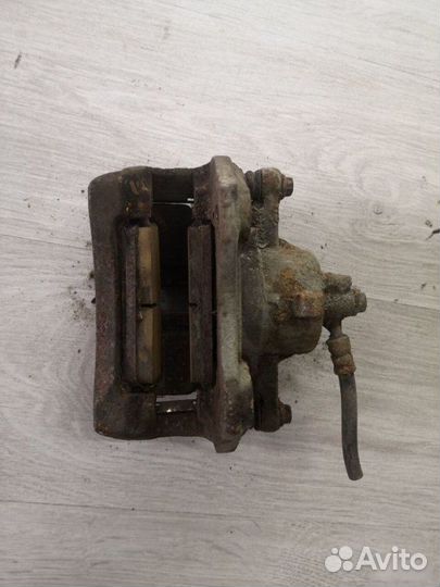 Суппорт передний правый Nissan Almera N16