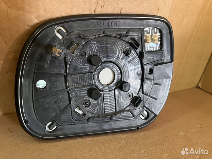 Зеркальный элемент правого зеркала Toyota RAV4 30