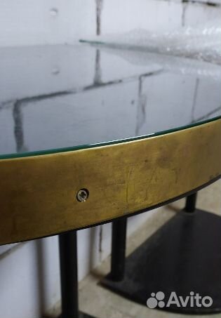 Полукруглый стол на металлическом подстолье