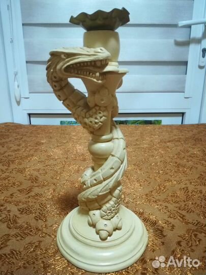 Статуэтки и подсвечник