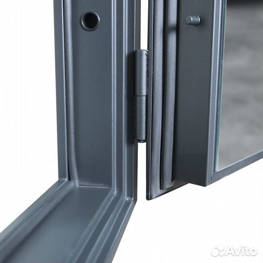 Входная дверь в квартиру с большим зеркалом