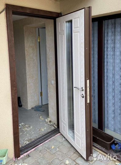 Металлическая дверь со стеклопакетом