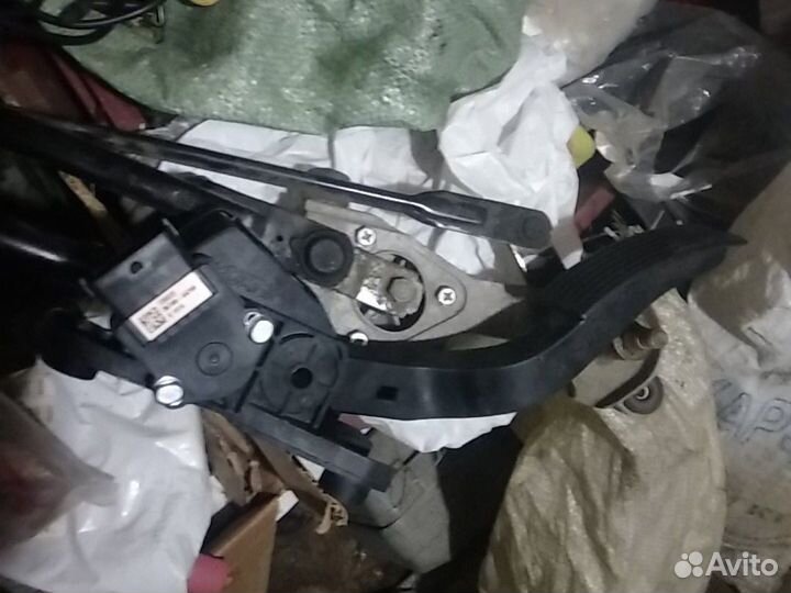 Педаль газа, коса с блоком предохранителей на Соля