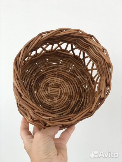 Корзина плетеная из бумажной лозы