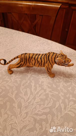 Статуэтки тигр и лев