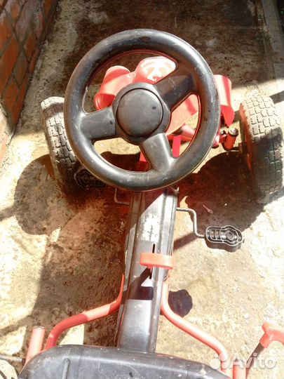 Детская машинка на педалях