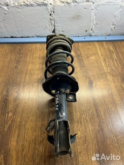 Стойка подвески передняя левая Nissan Tiida С11