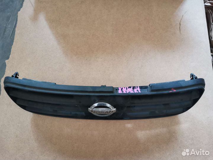 Решетка радиатора Ниссан Эксперт