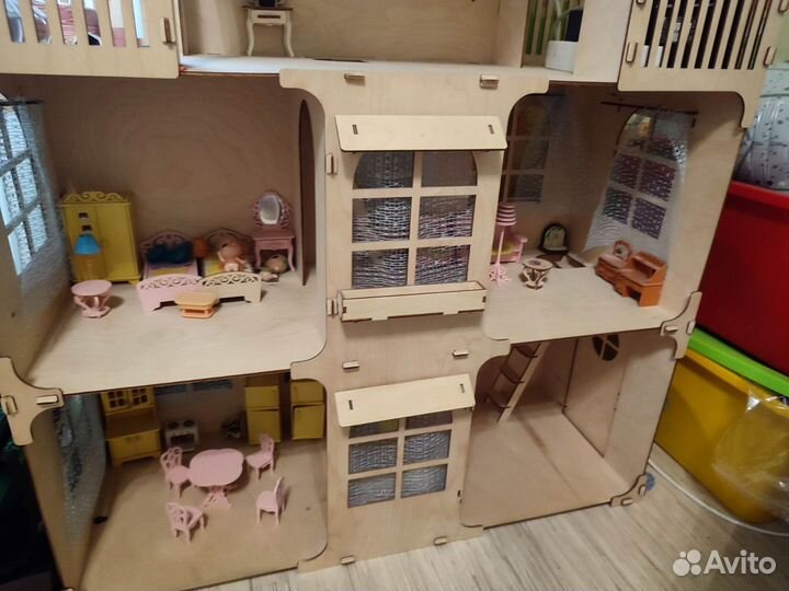 Кукольный домик с мебелью
