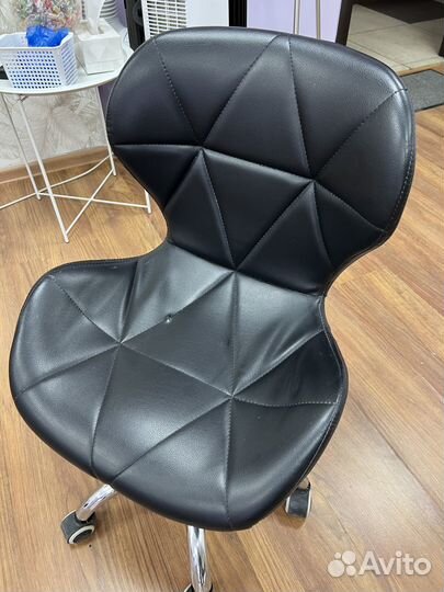 Стул черный на колесах